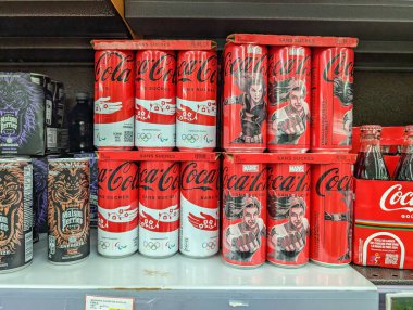 Fransa, 16 Ağustos 2024: Süpermarket raflarında özel üretilmiş Coca-Cola kutuları