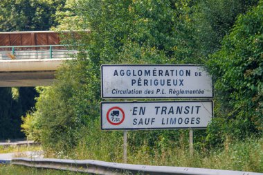 Fransa, 01 Temmuz 2024: Köprü yakınındaki yol tabelası Perigueux bölgesi için trafik kısıtlamalarını gösteriyor