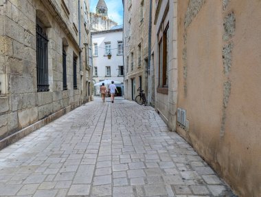 Fransa, 13 Ağustos 2024: Tarihi Kentte Yürüyen Antika Dar Sokak