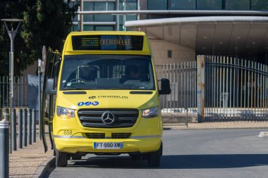 Fransa, 16 Ağustos 2024: Sarı toplu taşıma otobüsü açık kapılı sokak