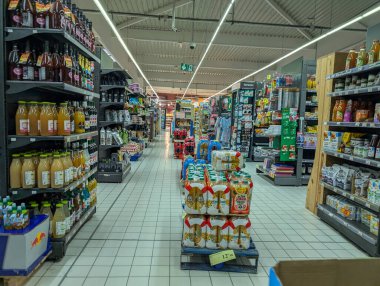 Fransa, 13 Ağustos 2024: Çeşitli gıda ve ev ürünleri sergilenen geniş bir süpermarket koridoru