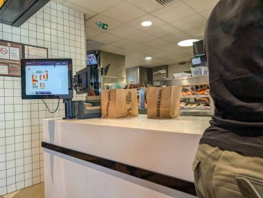 Fransa, 09 Ağustos 2024: Burger King 'de dijital menü ekranlı yemek siparişi