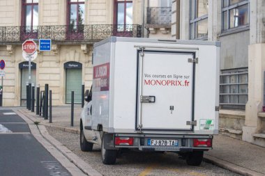 Fransa, 08 Eylül 2024: Monoprix dağıtım kamyonu dur işaretinin yakınına park edildi
