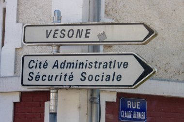 Fransa, 16 Ağustos 2024: Vesone ve idari ofisleri gösteren sokak tabelaları