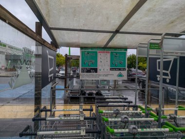 Fransa, 3 Eylül 2024: Yağmurlu bir günde süpermarketin yük arabalarında boş alışveriş arabaları