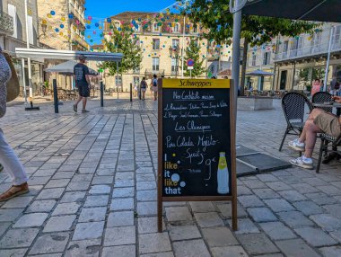 Fransa, 9 Ağustos 2024: Avrupa meydanında açık kafe yazı tahtası menüsü