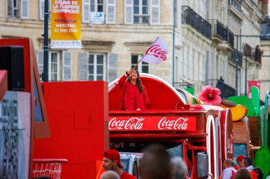 Fransa, 22 Mayıs 2024: Sokak etkinliği sırasında Coca-Cola tanıtım kamyonu