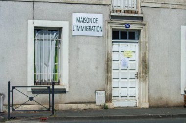 Fransa, 15 Ağustos 2024: Kapalı kapısı ve parmaklıklı penceresi olan Göçmen Bürosu 'nun dış manzarası