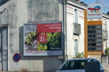 Fransa, 08 Eylül 2024: Benzin istasyonu fiyatları ve reklam panoları İtalyan beyaz üzüm satışı