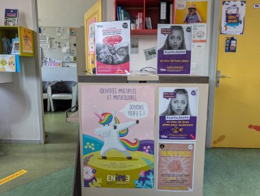 Fransa, 23 Temmuz 2024: Toplum merkezinde gençlik ve çeşitliliği destekleyen renkli posterlerle ilan panosu