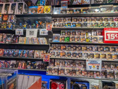 Fransa, 19 Ağustos 2024: Funko Pop Figürleri ve Manga Dükkanında Sergilenen Raflar