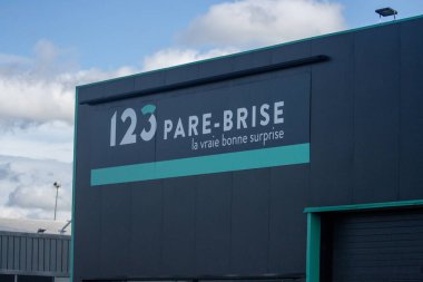 Fransa, 8 Eylül 2024: Tabelalı 123 Pare-Brise oto tamirhanesinin dışı