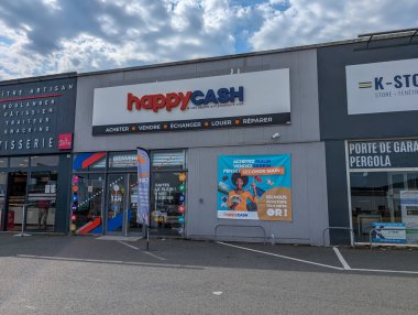 Fransa, 24 Ağustos 2024: Tabelalı Happy Cash ikinci el mağazasının dış görünümü