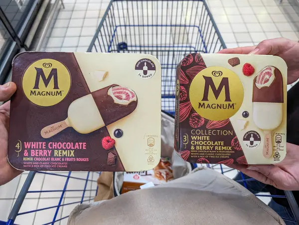Fransa, 27 Ağustos 2024: İki Magnum Beyaz Çikolata ve Berry Remix Dondurması