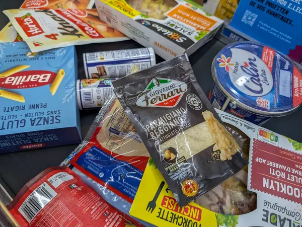 Fransa, 12 Ağustos 2024: Bakkal ambalajında İtalyan ve Fransız gıda ürünlerinin çeşitlendirilmesi