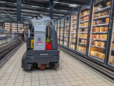 Fransa, 31 Temmuz 2024: Süpermarket koridorunda yer temizleme makinesi.