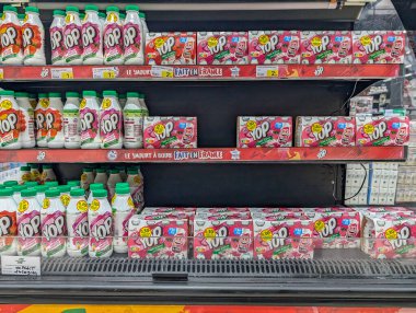 Fransa, 11 Eylül 2024: Marketteki içecek bölümü Yop ürünleriyle dolu