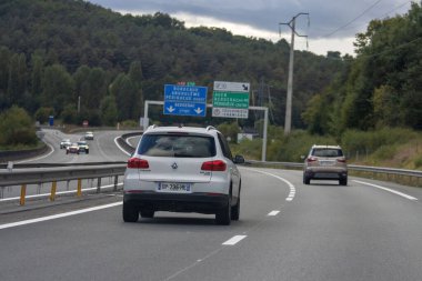 Fransa, 08 Eylül 2024: Fransız otoyolunda ilerleyen arabalarda istikamet tabelaları görülüyor