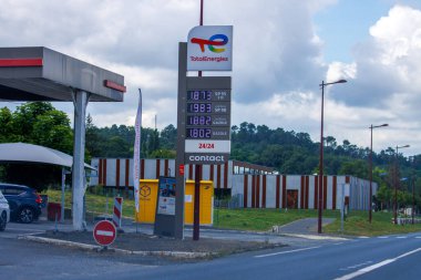 Fransa, 01 Temmuz 2024: Sergi panosunda akaryakıt fiyatları bulunan Total Enerjiler benzin istasyonu
