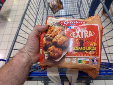 Fransa, 27 Ağustos 2024: Alışveriş arabasında Le Gaulois Extra Samourai tavuk nugget paketi