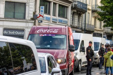 Fransa, 22 Mayıs 2024: Coca-Cola dağıtım minibüsü polis memurları ve yayalarla trafikte