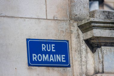 Fransa, 16 Ağustos 2024: Tarihi taş bina üzerindeki Rue Romaine Caddesi tabelası