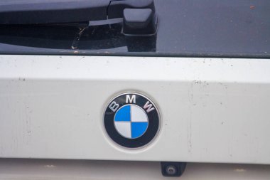 Fransa, 2 Temmuz 2024: Beyaz bir araca BMW logosu yakın plan