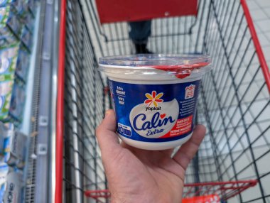 Fransa, 12 Ağustos 2024: Alışveriş arabasında el ele tutuşma Yoplait Calin yoğurt kabı