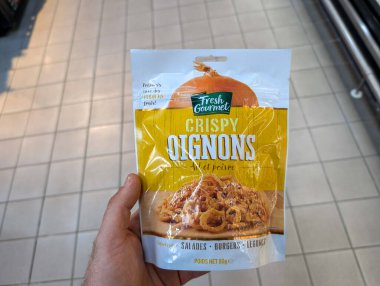 Fransa, 11 Eylül 2024: Fresh Gourmet Çıtır Soğan Paketi mağaza koridorunda