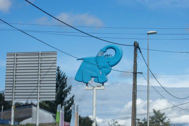 Fransa, 08 Eylül 2024: Elektrik hatlı mavi fil tabelası