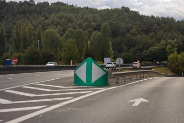 Fransa, 08 Eylül 2024: Trafik işaretleri ve orman manzaralı otoyol kavşağı