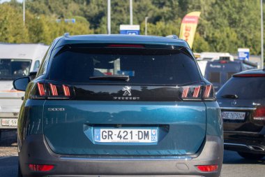 Fransa, 10 Ağustos 2024: Mavi Peugeot 5008 'in Fransız plakalı kıç görüntüsü