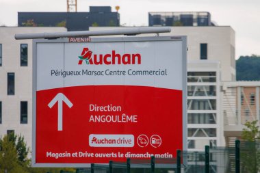 Fransa, 2 Temmuz 2024: Angouleme 'ye doğru Auchan Perigueux Marsac alışveriş merkezine giden reklam panosu