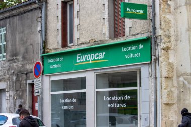 Fransa, 22 Mayıs 2024: Avrupa Araç Kiralama Ofisi dışında araç ve kamyon kiralama tabelasıyla
