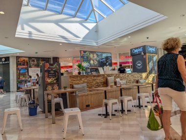 Fransa, 20 Ağustos 2024: Tavan penceresi olan bir alışveriş merkezinin içinde günlük yemek alanı.