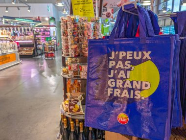 Fransa, 07 Temmuz 2024: Reklam çantası sergilenen Fransız bakkal koridoru