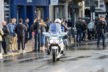 Fransa, 22 Mayıs 2024: Polis memurları kalabalık sokak ve motosiklet devriyelerini denetliyor