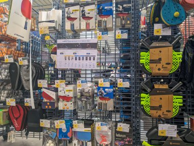 Fransa, 09 Mayıs 2024: Perakende mağazasında çeşitli masa tenisi ekipmanları sergileniyor.