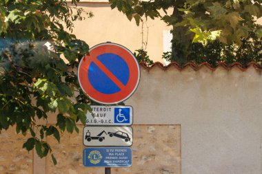 Fransa, 16 Ağustos 2024: Güneşli bir günde engelli park yeri istisnası ile park yeri işareti yok