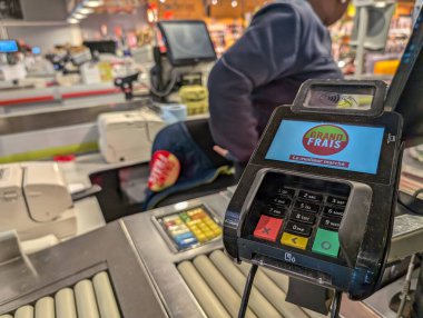 Fransa, 03 Eylül 2024: Ödeme Terminali ile Grand Frais Market 'te Çıkış Sayacı