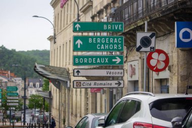 Fransa, 19 Mayıs 2024: Şehirdeki Brive, Bergerac, Cahors ve Bordeaux caddelerini gösteren yol işaretleri