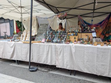 Fransa, 01 Eylül 2024: El yapımı Mücevherler ve Eşsiz Kristaller Sergilenen Sokak Piyasası