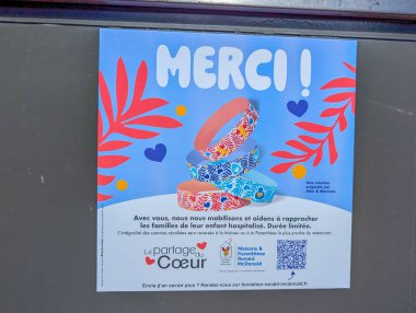 Fransa, 7 Temmuz 2024: Şükran ve hastaneye kaldırılan çocuklara destek veren yardım afişi