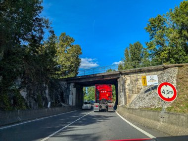 Fransa, 14 Eylül 2024: Demiryolu köprüsü altındaki yol, yükseklik sınırlaması işareti ve trafik araçları