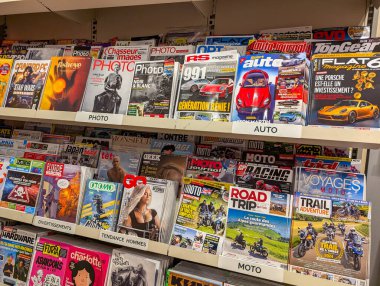 Fransa, Bordeaux, 06 Ekim 2024: Kitapçıda raflara istiflenmiş çeşitli dergi türleri