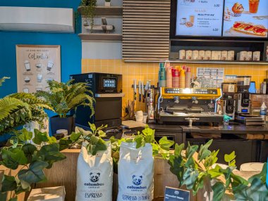 Fransa, 15 Eylül 2024: Espresso Makine ve Fabrikalarla Sıcak Kahve Dükkanı İçi