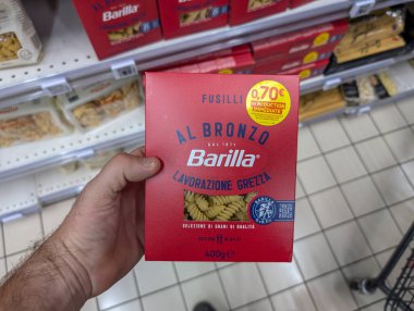 Fransa, 12 Ağustos 2024: Süpermarket Koridorunda Barilla Fusilli Makarna Kutusu