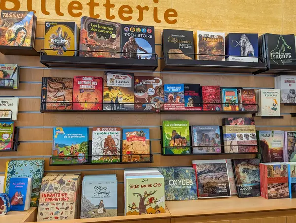Fransa, 2 Temmuz 2024: Kitapçıda kitap ve dergi sergisi