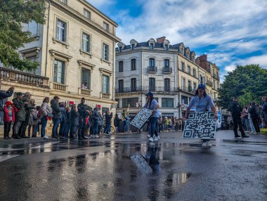 Fransa, 22 Mayıs 2024: Geniş QR Kod İşaretleriyle Kalabalık Gözlemleri Geçidi