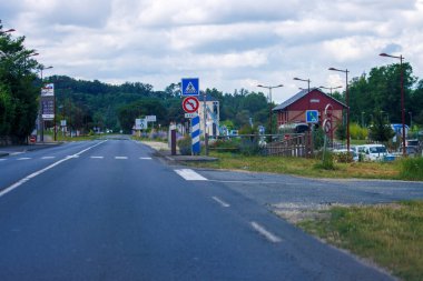 Fransa, 01 Temmuz 2024: Trafik ışıkları ve uzak binalarla manzara manzarası